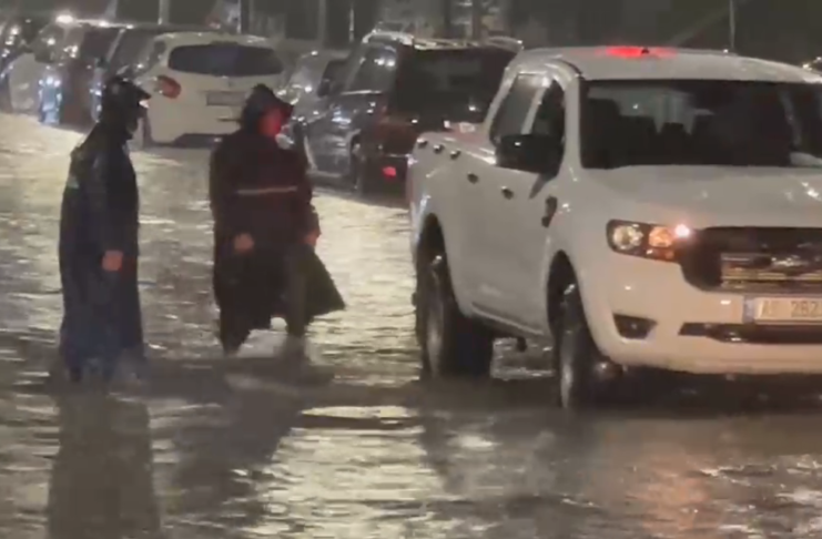 Reshjet e dendura përmbytin Vlorën: Bulevardi kryesor dhe disa zona nën ujë, alarm te bizneset e automjetet
