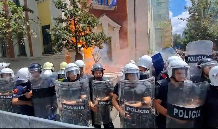 Policia angazhon 2 mijë efektivë në terren: Priten masa të rrepta sigurie gjatë protestës kombëtare