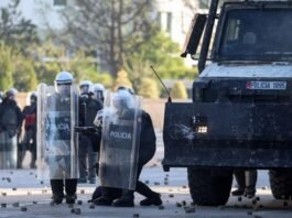 7 të lënduar marrin ndihmë mjekësore pas protestës në Tiranë, mes tyre policë, protestues dhe kalimtarë