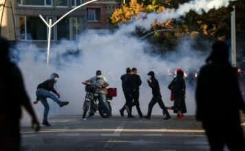 Kryen veprime të kundërligjshme gjatë protestës së djeshme në Tiranë, arrestohet një 19-vjeçar, procedohen 5 të tjerë