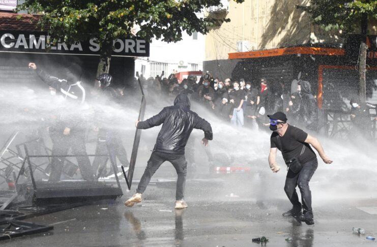 Qeveria krijon regjistrin e protestuesve të dyshuar për dhunë: Kufizime në kufi edhe pa vendim gjykate