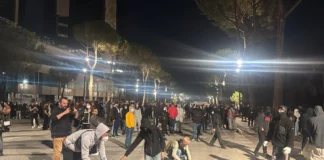Tensione para Kryeministrisë, protestuesit hedhin gurë e kapsolla drejt policisë