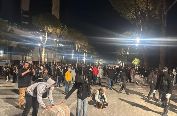 Tensione para Kryeministrisë, protestuesit hedhin gurë e kapsolla drejt policisë