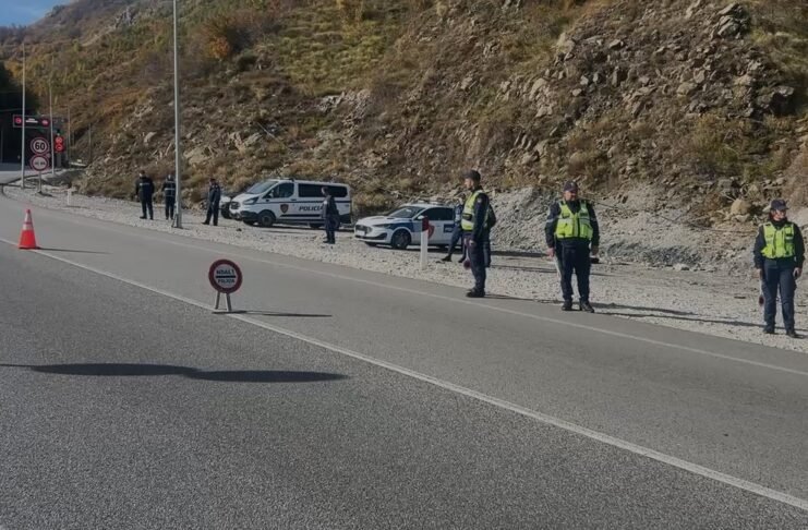 Protesta kombëtare/ Policia “blindon” rrugën e Arbrit, ndalohen disa makina!