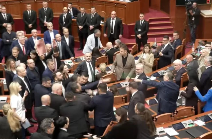 Plas sherri në Kuvend, Noka shtyn dhe i prish mikrofonin Ballës!