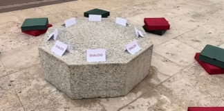 Edi Rama zëvendëson instalacionet e gurëve me sfungjerë para Kryeministrisë