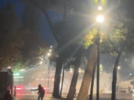 Protestuesit breshëri fishekzjarrësh në drejtim të policisë
