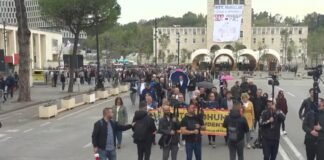 Me banderolën “Stop dhunës”, studentët dhe pedagogët nisin marshimin drejt Kryeministrisë