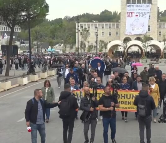 Me banderolën “Stop dhunës”, studentët dhe pedagogët nisin marshimin drejt Kryeministrisë