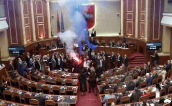 Opozita ndez flakadanë në Kuvend, Niko Peleshi përjashton katër deputetë demokratë