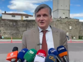 OSBE thirrje nga Elbasani për dialog: Mungon dëgjimi i qytetarëve, dhuna s’ka vend në demokraci
