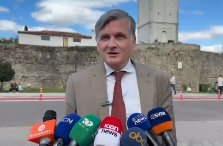 OSBE thirrje nga Elbasani për dialog: Mungon dëgjimi i qytetarëve, dhuna s’ka vend në demokraci
