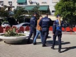 Protesta edhe në Elbasan, të rinjtë shkatërrojnë koshat e mbeturinave, shoqërohet një person