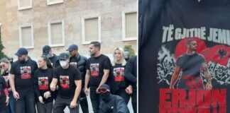 I riu u plagos në sy me plumb gome, protestuesit emocionojnë me mesazhin në bluza: Të gjithë jemi Erjon Vishkulli!
